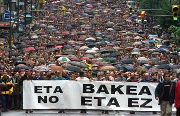 «Παρών» φώναξαν χιλιάδες Βάσκοι σε διαδήλωση κατά της ΕΤΑ<i>Απόν το Λαϊκό Κόμμα του Αθνάρ</i>