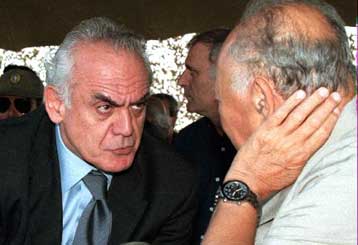 Η Ελλάδα ενισχύει την Αμυνα της Κύπρου, αποκάλυψε ο Γλαύκος Κληρίδης <I>Παρασημοφορία του Ακη Τσ