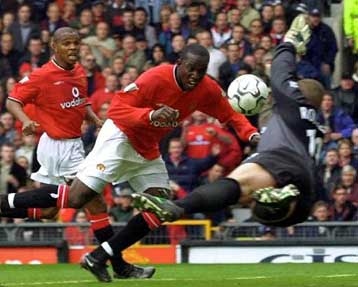 Η Μάντσεστερ Γιουνάιτεντ 3-0 τη Λιντς