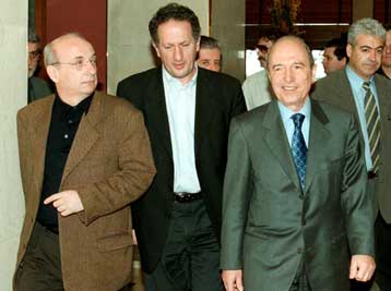 Διαψεύδει ο Σκανδαλίδης το δημοσίευμα ότι «κάρφωσε» τον Τσουκάτο στον πρωθυπουργό