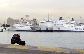 Δεμένα εξακολουθούν να είναι τα πλοία στα λιμάνια