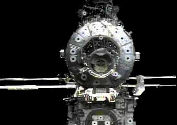 Το Discovery στο δρόμο της επιστροφής<i>Οι τελευταίες εργασίες έγιναν μέσα στο Διαστημικό Σταθμό