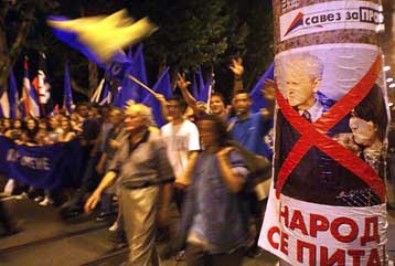 Πραξικόπημα ή εξέγερση έφερε την πτώση Μιλόσεβιτς;<i>Αποχώρηση του Σέσελι από την κυβέρνηση εν μ