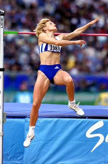 Από το ύψος στο επί κοντώ η Νίκη Μπακογιάννη