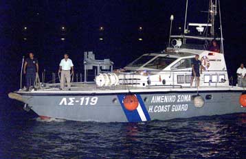 Στα ελληνικά χωρικά ύδατα παραμένει το πλοίο με τους 500 λαθρομετανάστες