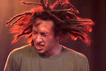 Αποχωρεί από το συγκρότημα ο τραγουδιστής των Rage Against The Machine