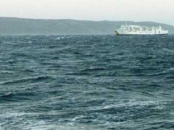 Περισυνελέγησαν οι τρεις επιβάτες του τουριστικού σκάφους που έπλεε ακυβέρνητο στις Κυκλάδες