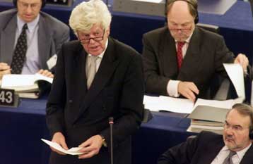 Ο Ντούιζενμπεργκ δήλωσε ότι ακολουθεί πιστά την πολιτική της ΕΚΤ