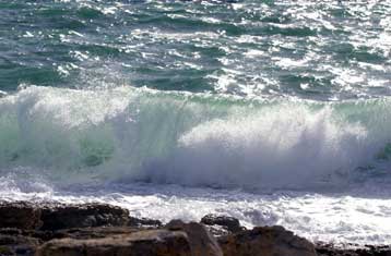 Τουριστικό σκάφος πλέει ακυβέρνητο στις Κυκλάδες