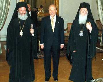 Με «δείπνο» απάντησε ο Χριστόδουλος στην πρόσκληση Σημίτη για γεύμα και μάλιστα αυθημερόν