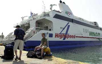 Θυελλώδεις άνεμοι ακινητοποιούν τα πλοία στα λιμάνια