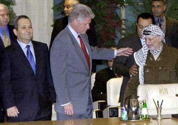 Τηλεφωνικές επαφές Κλίντον με Μπαράκ και Αραφάτ<I>Οι δύο ηγέτες αλληλοκατηγορούνται για τη βία</