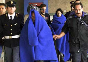 «Κέρδη» 3 τρισ. δρχ. ετησίως αποφέρουν στους δουλεμπόρους οι λαθρομετανάστες