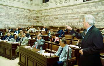 Εν μέσω εντάσεων ολοκληρώθηκε η πρώτη φάση της διαδικασίας Αναθεώρησης του Συντάγματος