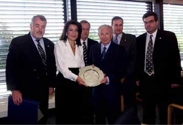 Δεν ήταν επινόηση του «Αθήνα 2004» οι σύμβουλοι<I>Eπίθεση σε Αγγελοπούλου</I>