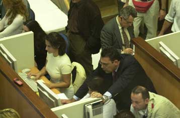 Σημαντική άνοδος την Πέμπτη στη Σοφοκλέους<i>Κέρδη 2,41% για το δείκτη, πέρασε τις 3.700 μονάδες