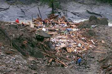 Με δυναμίτη απομακρύνουν τη λάσπη οι Ελβετοί για να εντοπίσουν τους τελευταίους αγνοούμενους