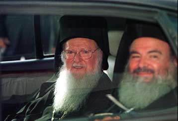 Πρόσκληση Σημίτη σε Χριστόδουλο για γεύμα στο Μέγαρο Μαξίμου <i>Εγκαινιάζεται το Γραφείο του Πατ