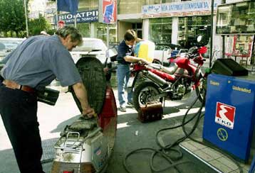 Υψηλότερες έως και 15 δρχ. ανά λίτρο οι τιμές στα καύσιμα<i>Στις 50.000 δρχ. το επίδομα πετρελαί
