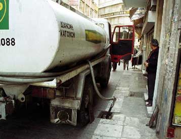 Ακριβότερα από τα μεσάνυχτα τα υγρά καύσιμα<I>Από 10 έως 15 δρχ. επάνω οι τιμές</I>