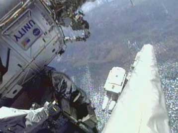 Επιτυχημένος και ο τρίτος διαστημικός περίπατος του πληρώματος του Discovery<i>Αγωνία για τον τέ