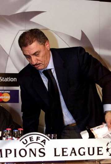 Στόματα… ερμητικά κλειστά στην επιστροφή του Ολυμπιακού<I>«Χλιαρές» αποδοκιμασίες από  δέκα οπ