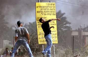 Σποραδικές συγκρούσεις στη Γάζα και τη Δ.Όχθη<I>Συλλήψεις για το λιντσάρισμα των Ισραηλινών στρα