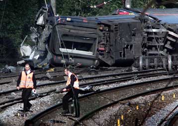 Συνεχίζονται οι έρευνες για τα αίτια του εκτροχιασμού του τρένου στη Βρετανία