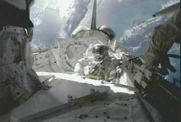 Επιτυχής και ο δεύτερος διαστημικός περίπατος των αστροναυτών του Discovery