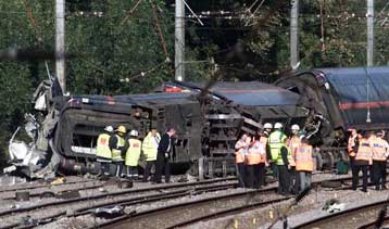 Τουλάχιστον έξι νεκροί και 80 τραυματίες από εκτροχιασμό τρένου στη Βρετανία