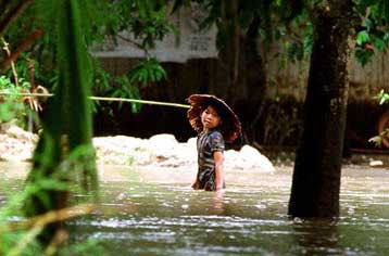 Βοήθεια και όχι πια βόμβες από τους Αμερικανούς στο Βιετνάμ