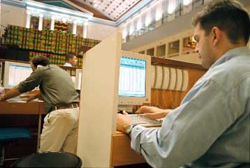 Δύο τρόποι για να σωθεί το πρόγραμμα ιδιωτικοποιήσεων από την πτώση του ΧΑΑ