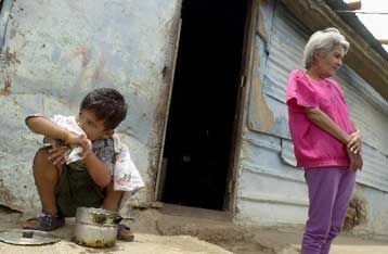 Μαύρη πρωτιά της Ελλάδας στην ανέχεια<I>To 10% των Ελλήνων ζει κάτω από το όριο της φτώχειας</I>