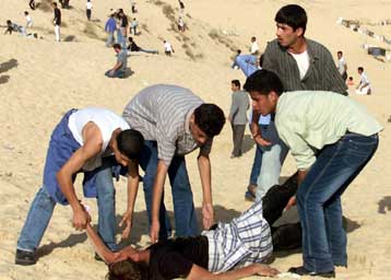 Το Ισραήλ επιτρέπει στους «εχθρούς» του να βοηθήσουν τους Παλαιστινίους