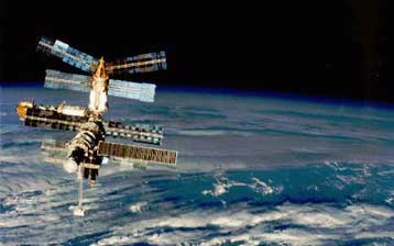 O Μιρ θα παραμείνει σε τροχιά, για να φιλοξενήσει τους πρώτους «τουρίστες του Διαστήματος»