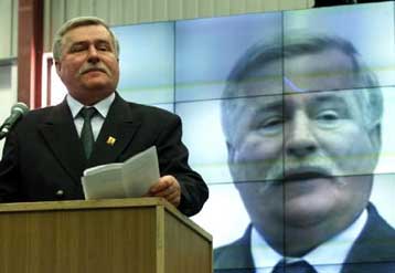 Διαψεύδει την αποχώρησή του από την ενεργό πολιτική ο Βαλέσα