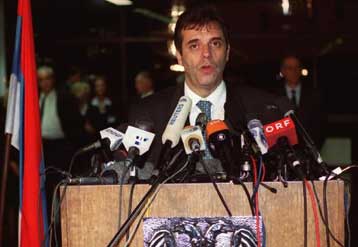 Συμβιβασμό με το Μαυροβούνιο επιδιώκει ο Κοστούνιτσα για το σχηματισμό ομοσπονδιακής κυβέρνησης