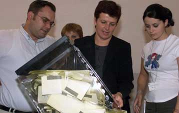 Ανησυχία εκφράζει η ελληνική κυβέρνηση για παρατυπίες στις εκλογές της Αλβανίας