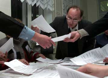 Σε επαναληπτικές εκλογές οδηγούν τα αποτελέσματα στη Λευκορωσία