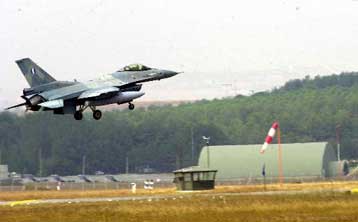 To «μπαλάκι» στο ΝΑΤΟ για τη συμμετοχή των ελληνικών μαχητικών στην Destined Glory 2000