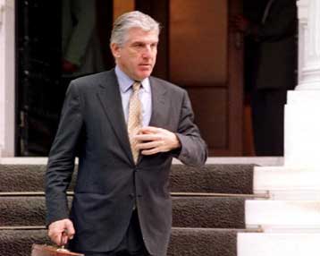 Έλεγχο των ΜΜΕ και των κομμάτων για την καταπολέμηση της διαπλοκής προτείνει ο Παπαντωνίου