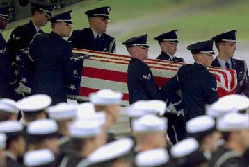 Πάνω από 100 ειδικοί εξετάζουν το αμερικανικό αντιτορπιλικό USS Cole<i>Αρχισε η επιστροφή των σο