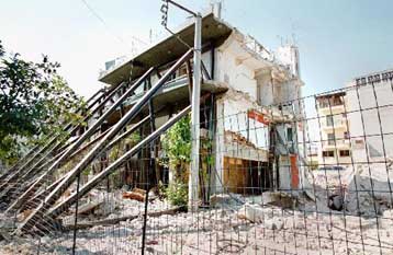 Σε «λαβωμένα» κτίρια εξακολουθούν να διαμένουν οι ένοικοι στις εργατικές κατοικίες στη Μεταμόρφωση