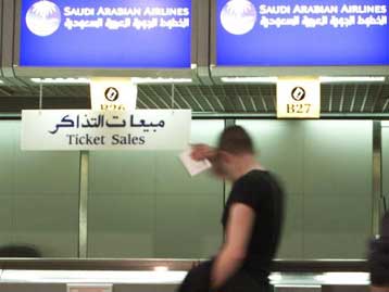 Οι πέντε αεροπειρατές του σαουδαραβικού Boeing απειλούν να ανατινάξουν το αεροσκάφος στη Βαγδάτη