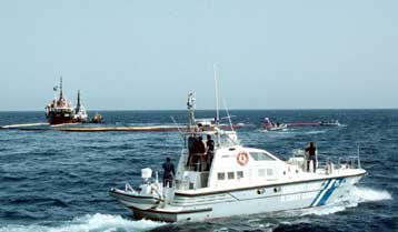 Δύσκολη η ρυμούλκηση του Εξπρές Κάρυστος στα ανοιχτά του Λαυρίου λόγω ισχυρών ανέμων