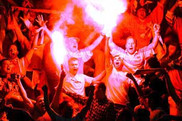 Φοβερά επεισόδια διέκοψαν το ντέρμπι Ερυθρού Αστέρα – Παρτιζάν