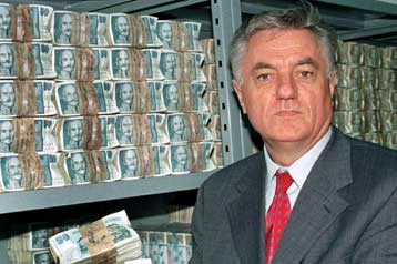 Σε de facto υποτίμηση του δηναρίου προχώρησε η κεντρική τράπεζα της Γιουγκοσλαβίας