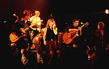 Αμερικανίδες καλλιτέχνιδες ενώνουν τις φωνές τους για φιλανθρωπικό σκοπό