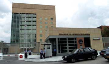 Έσβησε η φωτιά στην αμερικανική πρεσβεία στη Μόσχα