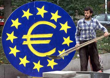 Στο χαμηλότερο επίπεδο των τελευταίων τριών εβδομάδων το ευρώ έναντι δολαρίου και γεν